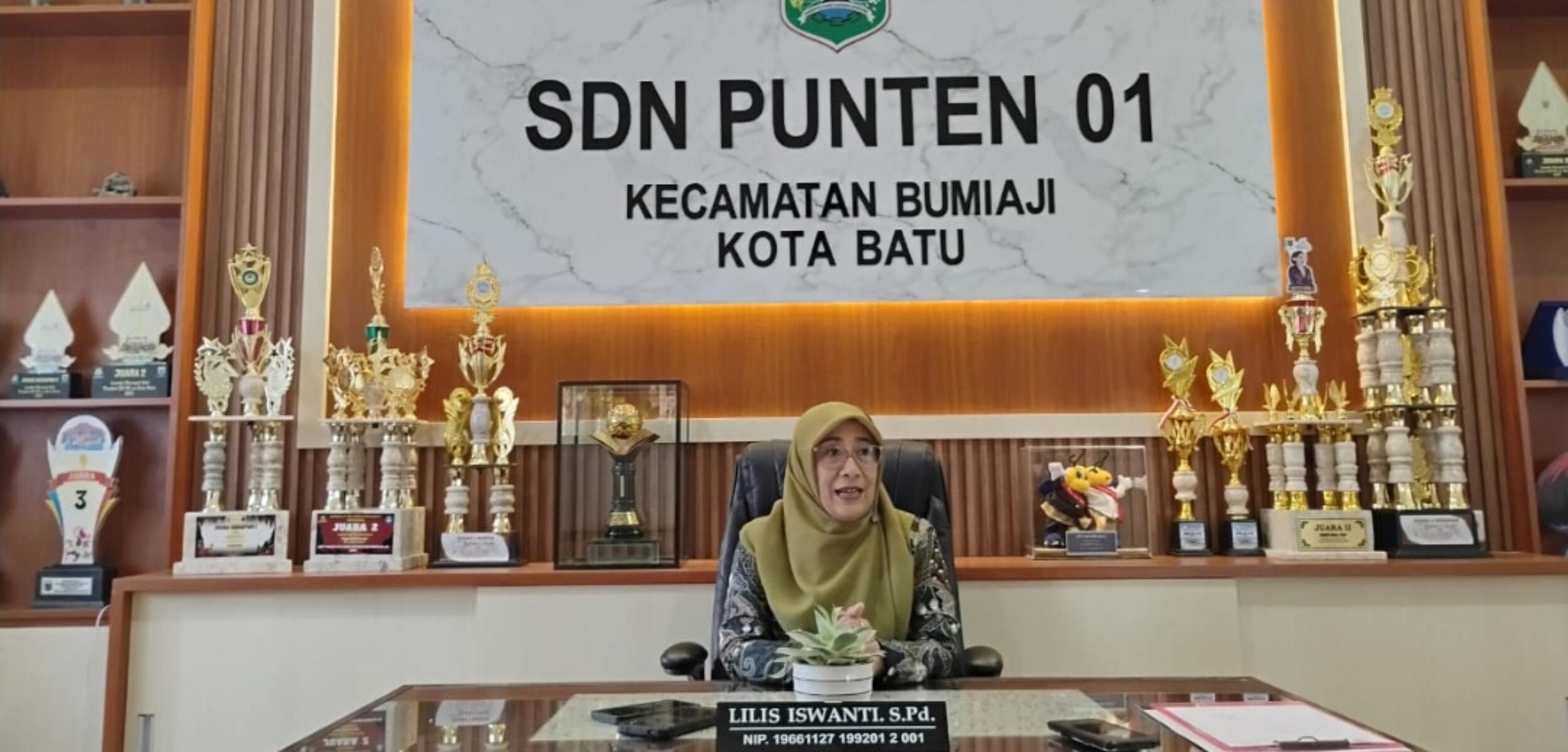 Screenshot 20251014 191041 1 Kepala SDN 01 Punten, Lilis Iswanti, saat memberikan klarifikasi. (Yan/kabarterdepan.com)Â