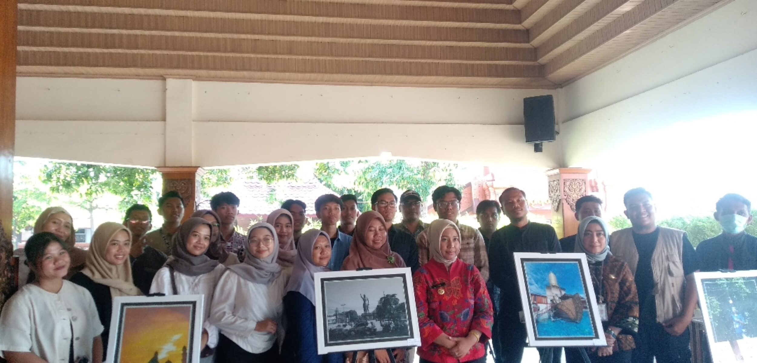 Screenshot 20251020 010749 1 FOTO BARENG: Wali Kota Mojokerto bersama peserta pelatihan fotografi. (Izhah/kabarterdepan.com)