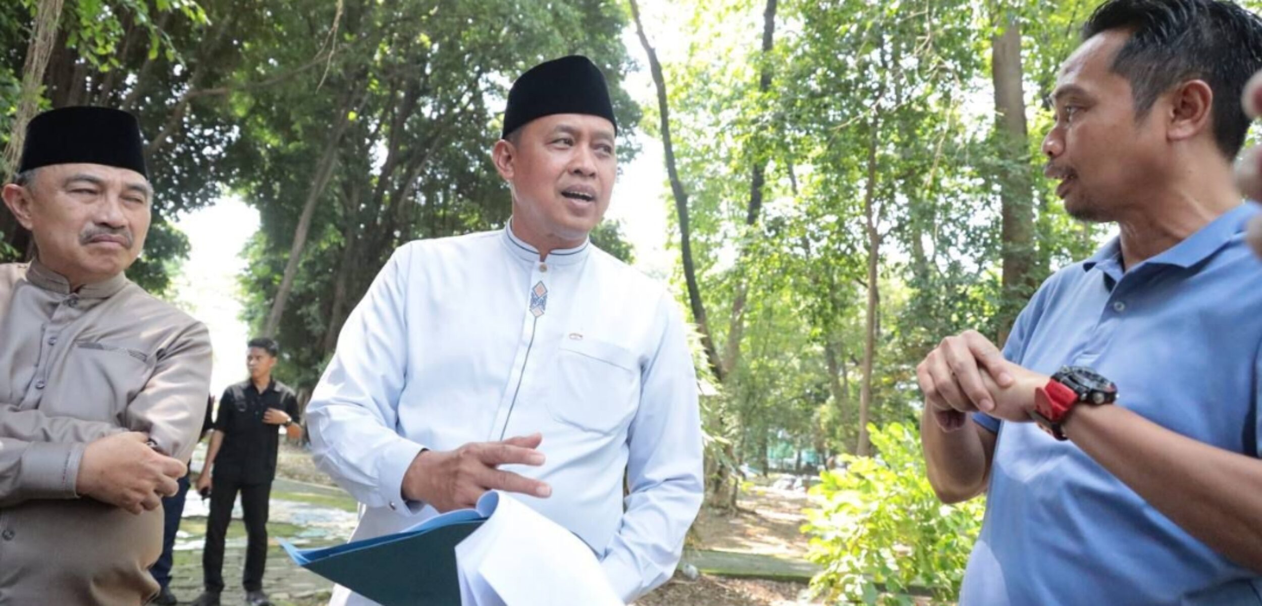 Wali Kota Bekasi Tri Adhianto bersama wakil wali kota Abdul Harris Bobihoe dan Plt Kadis BMSDA Idi Susanto.. (Yanso/kabarterdepan.com) 