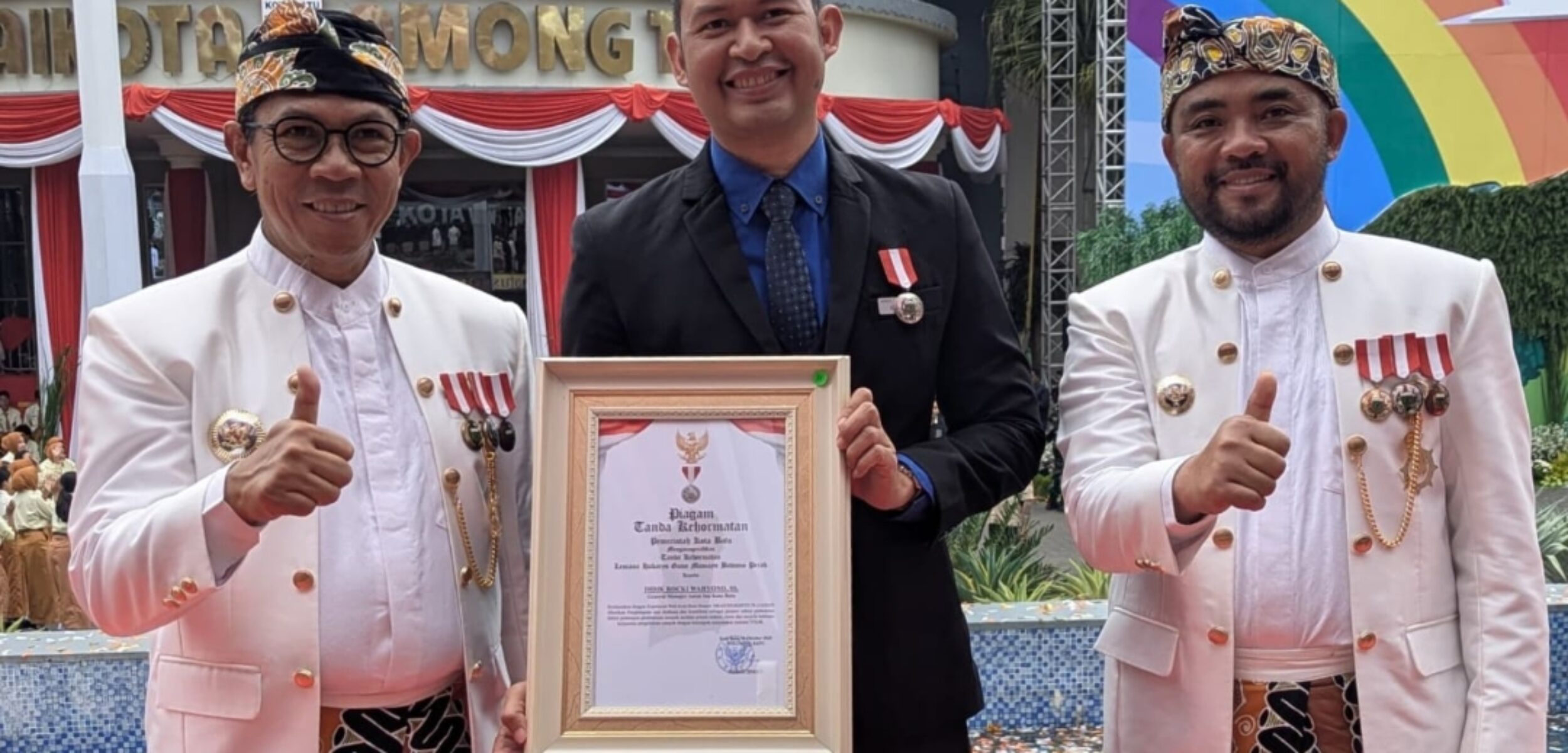 GM Hotel Aston Inn Batu, Didik Rocky Wahyono, saat menerima Tanda Kehormatan Lencana Hakaryo Guno Mamayu Bawono Perak dari Wali Kota Batu, Nurochman. (Yan/kabarterdepan.com) 