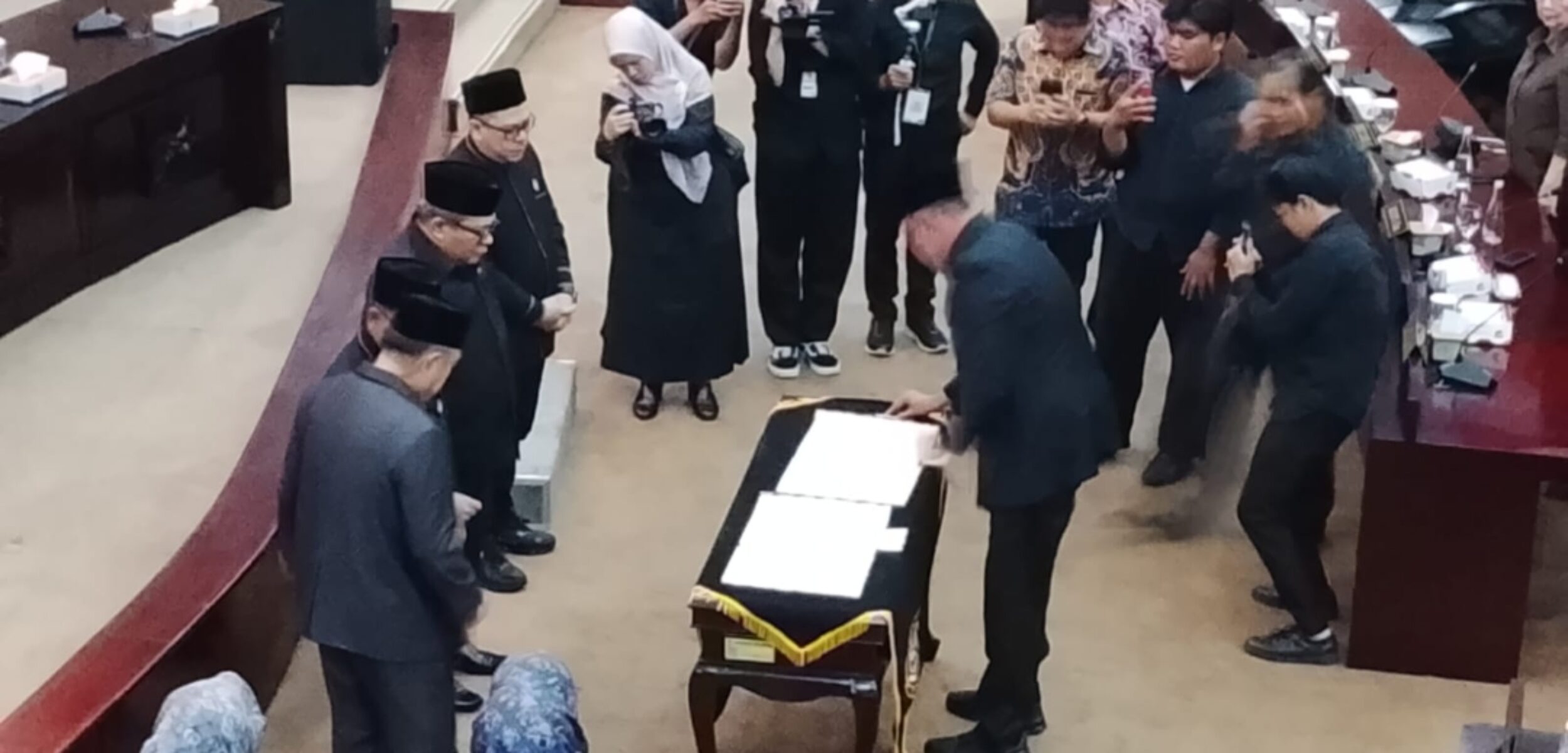 Rapat Paripurna DPRD Kota Bekasi Penandatanganan Rancangan KUA PPAS APBD 2026, Walikota Apresiasi