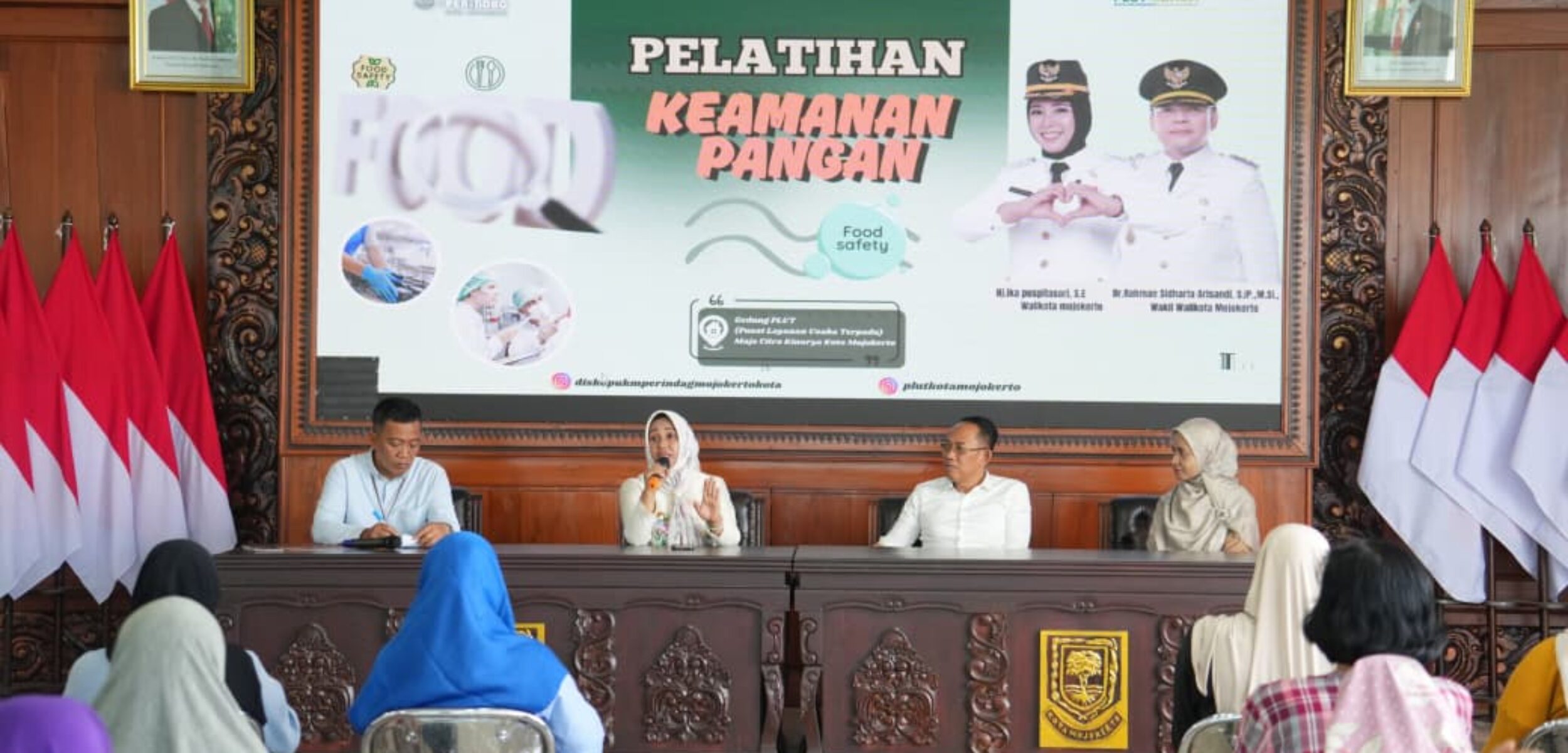 Wali Kota Mojokerto Ika Puspitasari meninjau langsung Pelatihan Keamanan Pangan. (Kominfo Kota Mojokerto)