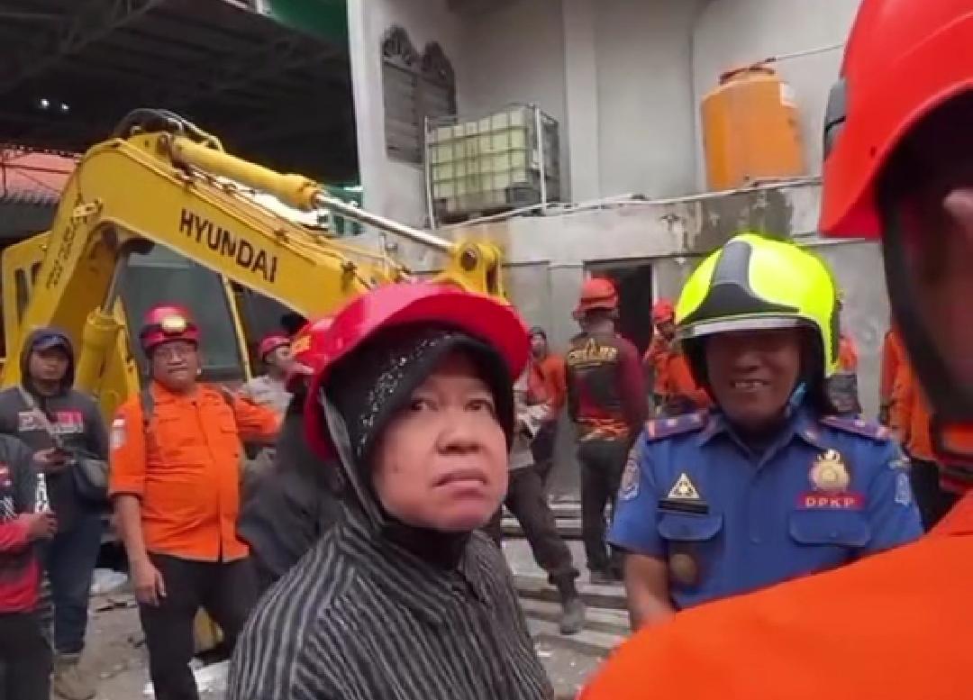 Potret Tri Rismaharini saat meninjau langsung Ponpes Al-Khoziny. (Facebook Moch Abdul Wahid)