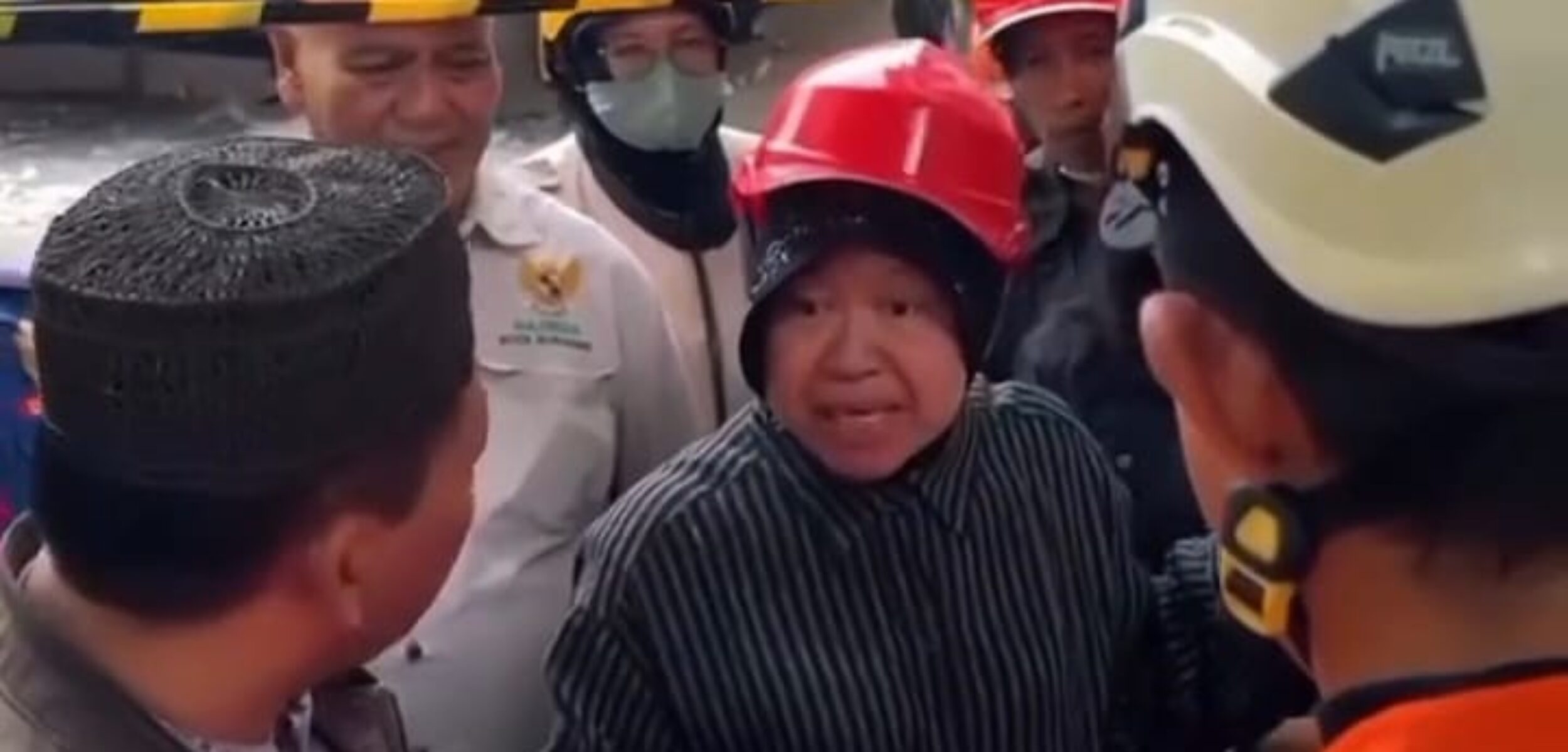 Tri Rismaharini Hadir di Tengah Duka Ponpes Al-Khoziny, Bawa Harapan dan Arahan Evakuasi