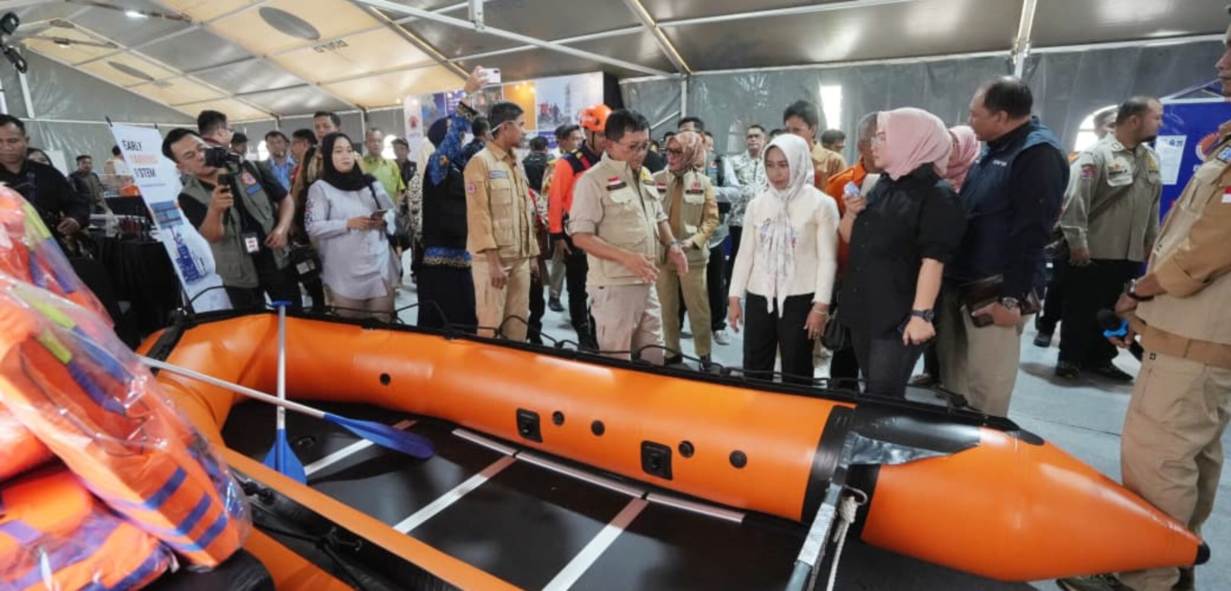 Sekretaris Utama (Sestama) Badan Nasional Penanggulangan Bencana (BNPB), Dr. Rustian, bersama Wali Kota Mojokerto Ika Puspitasari, perwakilan Komisi VIII DPR RI secara resmi membuka Peringatan Bulan Pengurangan Risiko Bencana (PRB) Tahun 2025. (Kominfo Kota Mojokerto)