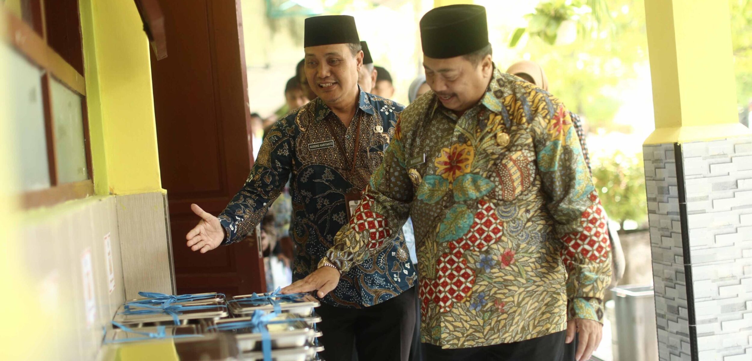 Bupati Jombang Warsubi meninjau langsung pelaksanaan MBG di SMPN 1 Sumobito. (Kominfo Kab Jombang)