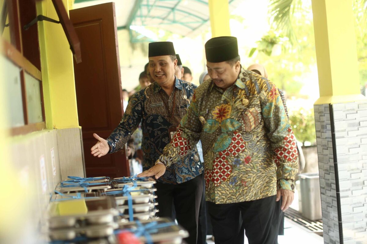 WhatsApp Image 2025 10 02 at 7.51.59 PM 1 Bupati Jombang Warsubi meninjau langsung pelaksanaan MBG di SMPN 1 Sumobito. (Kominfo Kab Jombang)