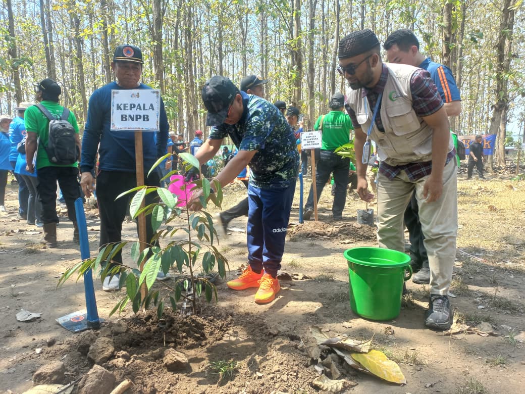 Sestama BNPB, Dr. Rustian mewakili Kepala BNPB bersama Juta Ajrullah Administrator Pusat Kemanusiaan AMCF Jawa Timur melakukan simbolis tanam pohon dalam rangkaian Puncak Peringatan Bulan PRB 2025 (foto: AMCF)