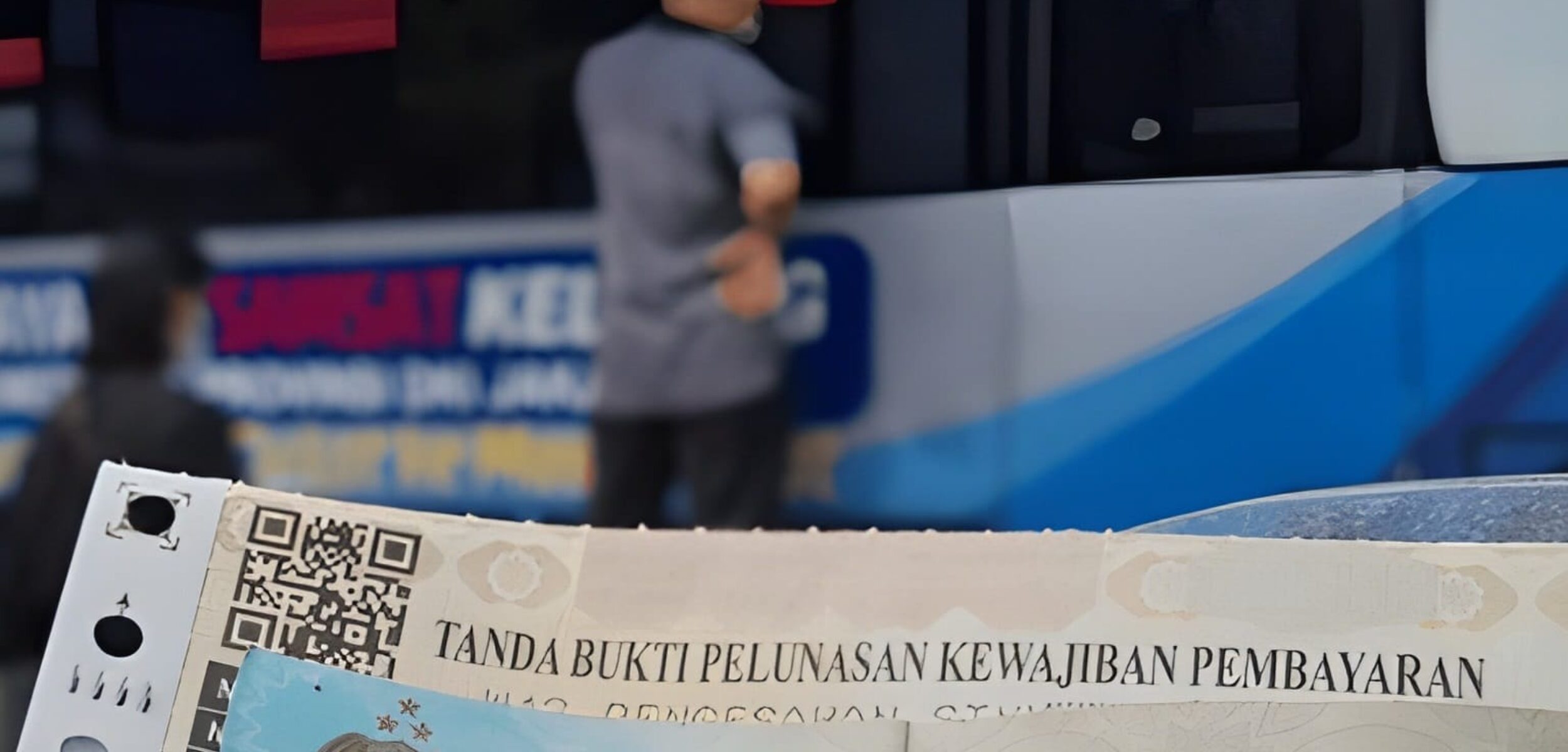 Ilustrasi pembayaran Pajak Kendaraan Bermotor (PKB) di Samsat Keliling Gresik. (Shutterstock)