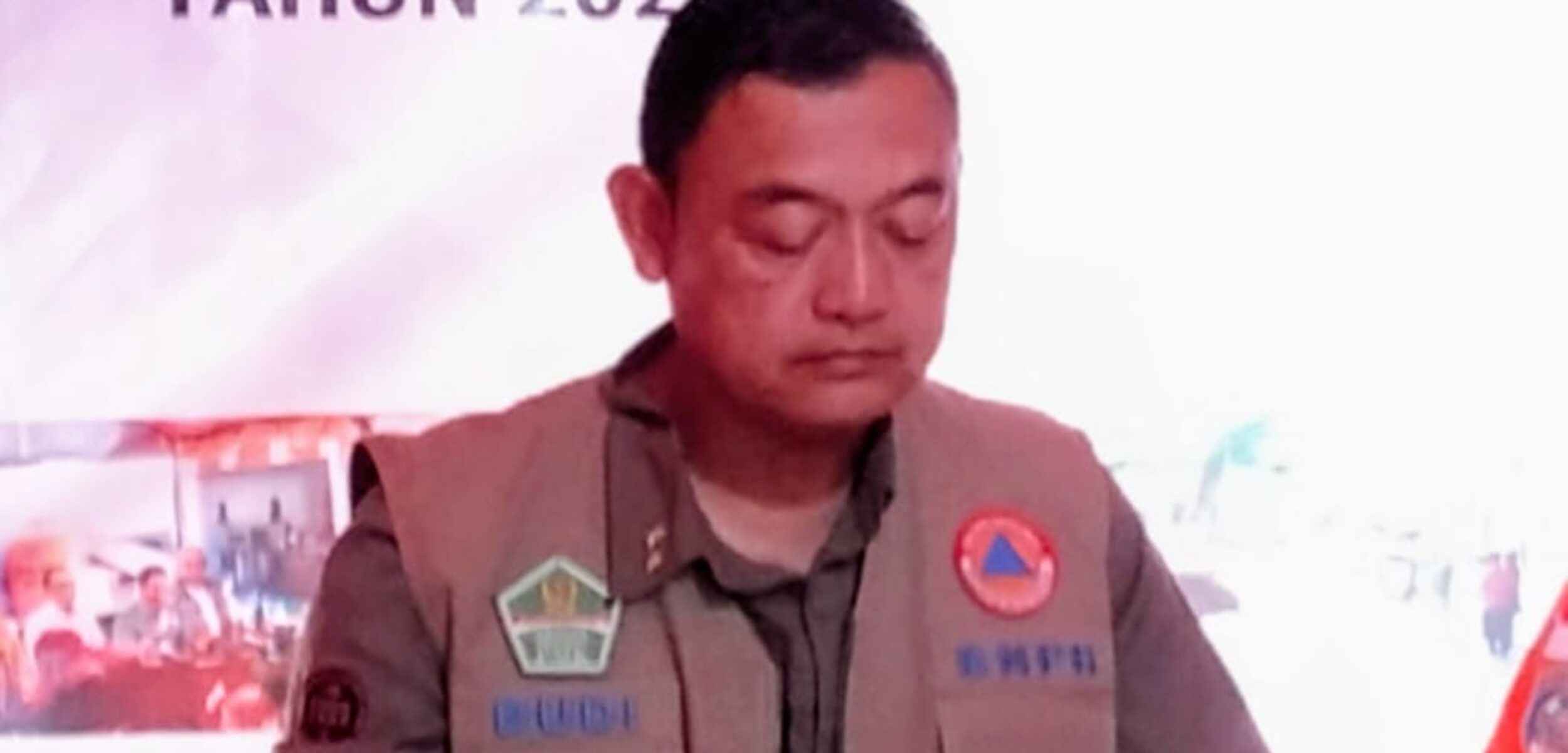 Deputi III Bidang Penanganan Darurat BNPB, Mayjen Budi Irawan saat konferensi pers terkait runtuhnya Musala Ponpes Al Khoziny Sidoarjo, Minggu 5/10/2025 malam (Redaksi / Kabarterdepan.com)