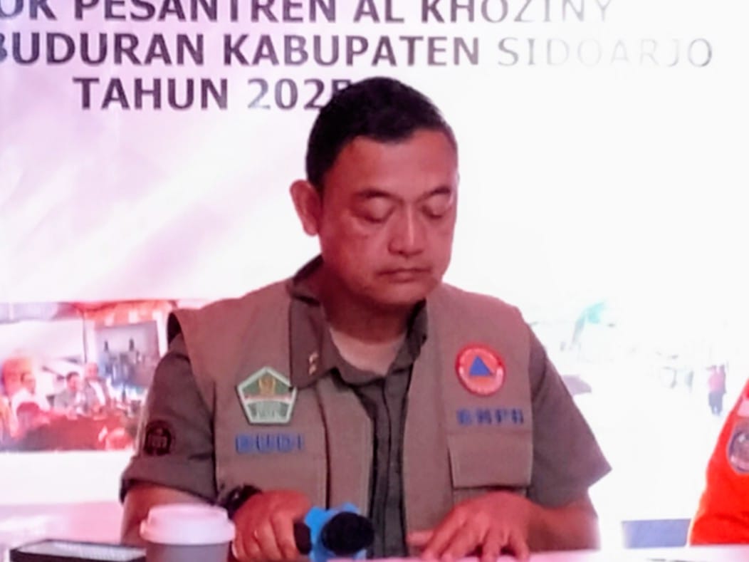 Deputi III Bidang Penanganan Darurat BNPB, Mayjen Budi Irawan saat konferensi pers terkait runtuhnya Musala Ponpes Al Khoziny Sidoarjo, Minggu 5/10/2025 malam (Redaksi / Kabarterdepan.com)