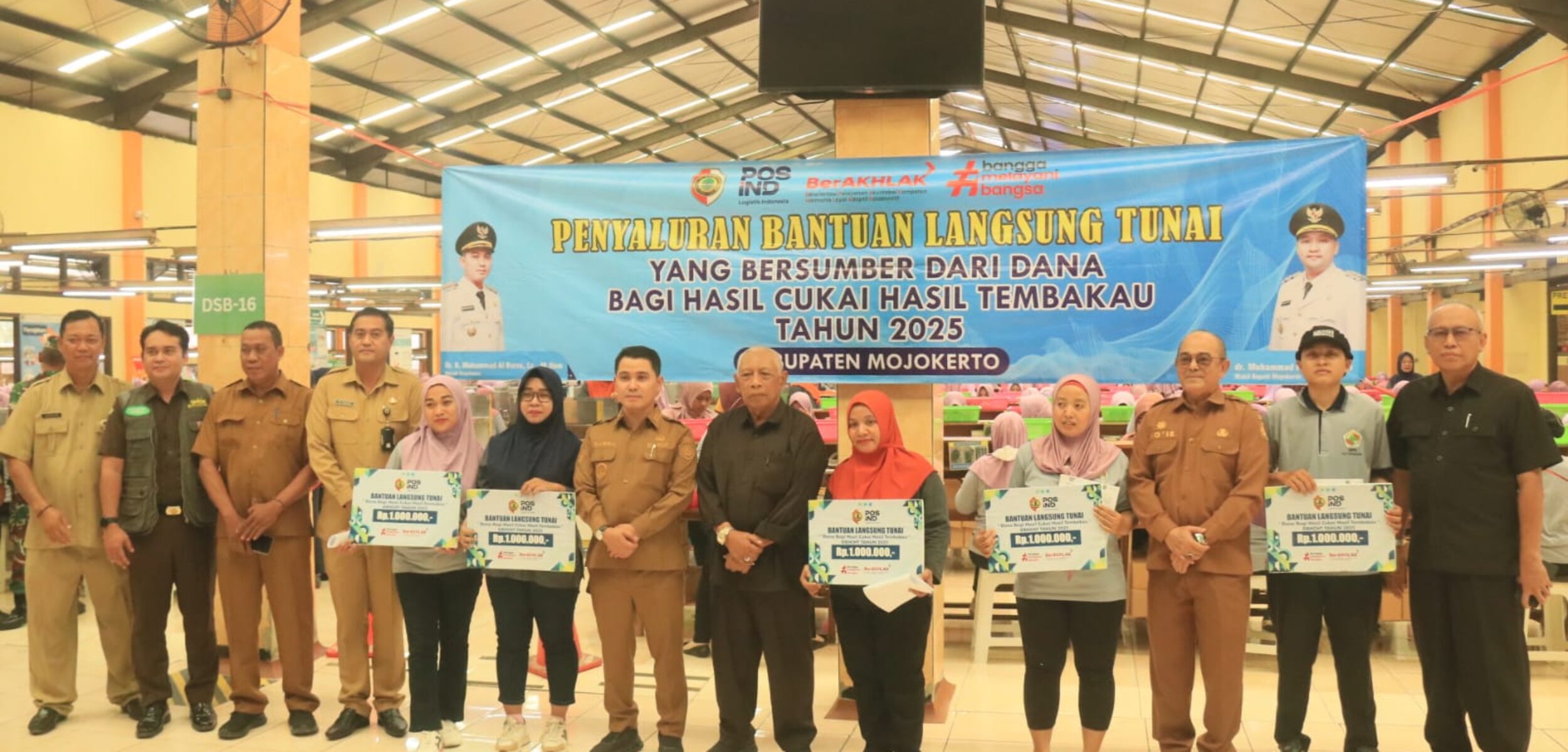 Bupati Mojokerto menyalurkan Bantuan Langsung Tunai (BLT) kepada 1.245 buruh pabrik rokok yang dananya bersumber dari Dana Bagi Hasil Cukai Hasil Tembakau (DBHCHT) Tahun 2025. (Kominfo Kab Mojokerto)