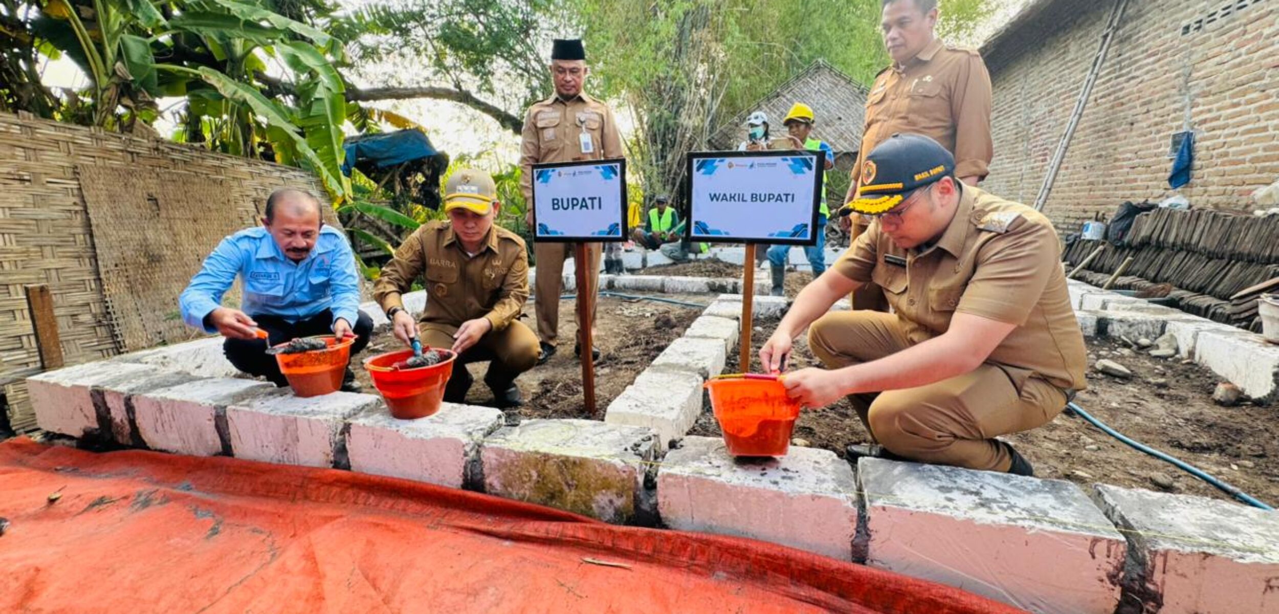 Bupati Mojokerto Muhammad Albarra didampingi Wakil Bupati M. Rizal Octavian, secara langsung meletakkan batu pertama sebagai tanda resmi dimulainya pembangunan bedah rumah. (Kominfo Kab Mojokerto)