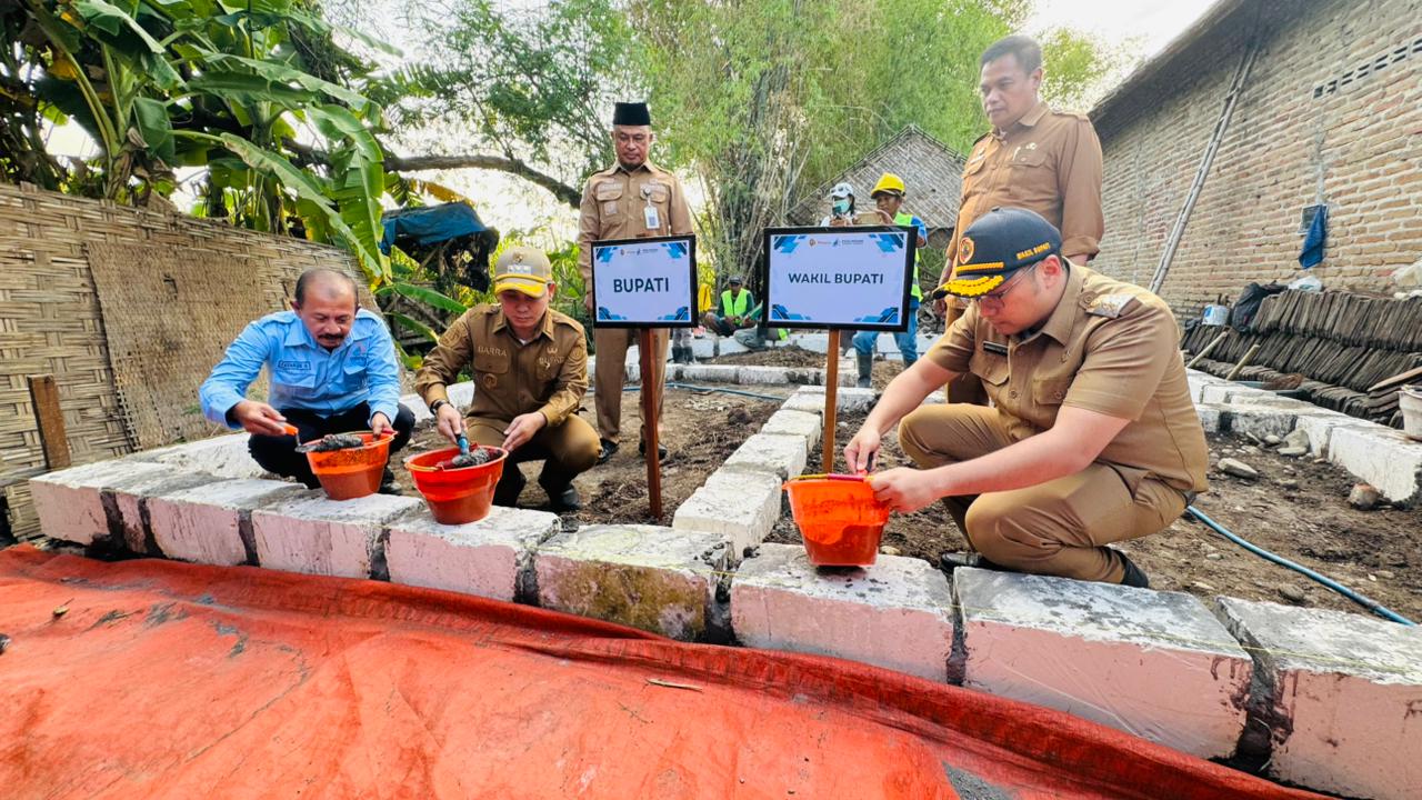 Bupati Mojokerto Muhammad Albarra didampingi Wakil Bupati M. Rizal Octavian, secara langsung meletakkan batu pertama sebagai tanda resmi dimulainya pembangunan bedah rumah. (Kominfo Kab Mojokerto)