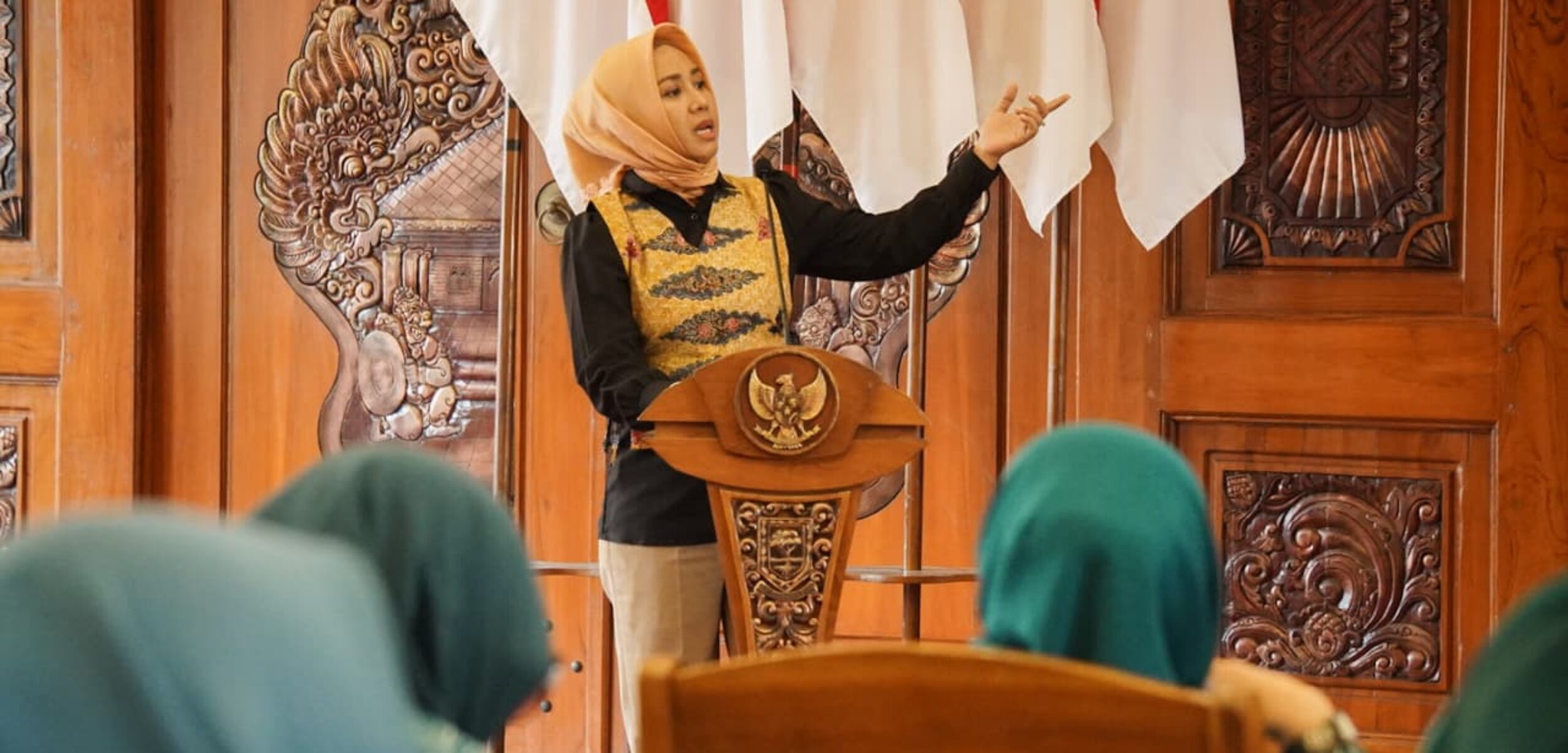 Wali Kota Mojokerto Ika Puspitasari memberikan arahan dalam kegiatan fasilitasi dan asistensi bagi para pelaku program Usaha Peningkatan Pendapatan Keluarga (UP2K). (Kominfo Kota Mojokerto)