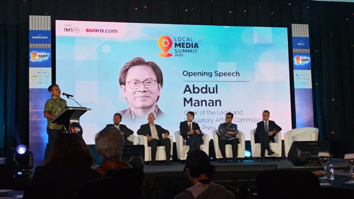 Potret Ketua Komisi Hukum dan Perundang-undangan Dewan Pers, Abdul Manan, menyoroti tantangan dan model bisnis baru bagi media lokal yang berkelanjutan dalam pembukaan acara Local Media Summit (LMS) 2025. (Andy / Kabarterdepan.com)
