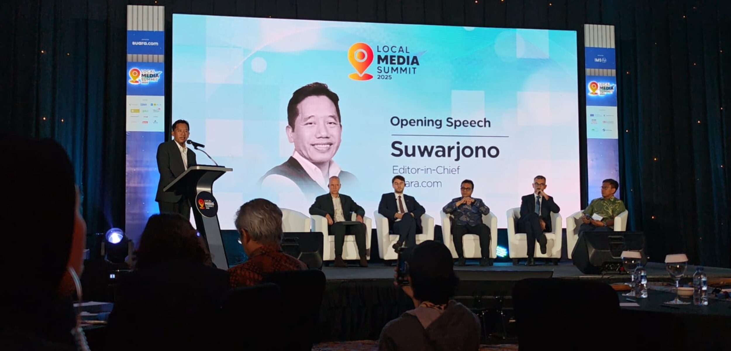 Potret Pemimpin Redaksi Suara.com, Suwarjono, saat opening speech menyoroti tantangan besar media lokal dalam pembukaan acara Local Media Summit (LMS) 2025. (Andy / Kabarterdepan.com)