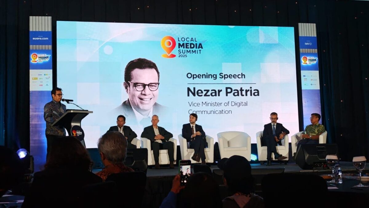 WhatsApp Image 2025 10 07 at 15.20.42 5df6599b 1 Potret Wakil Menteri Komunikasi dan Digital (Komdigi), Nezar Patria, saat opening speech menyoroti esensi jurnalisme dan penggunaan AI pada media dalam pembukaan acara Local Media Summit (LMS) 2025. (Andy Yuwono / Kabarterdepan.com)