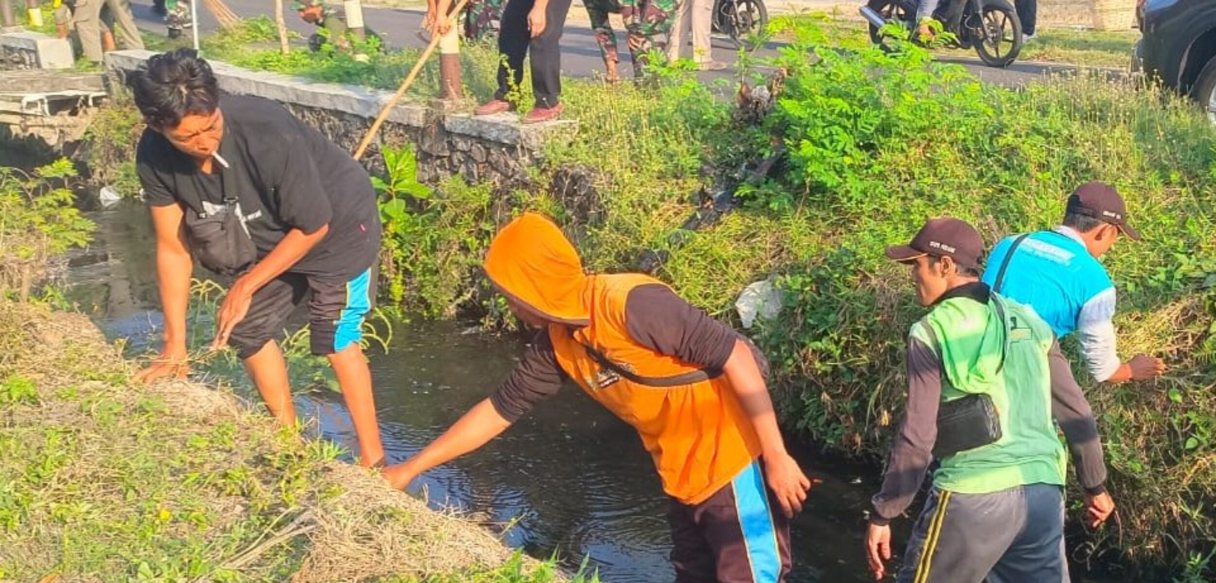 Potret pembersihan saluran air oleh petugas untuk mencegah banjir di Kota Mojokerto. (Dinas PUPR Kota Mojokerto / Kabarterdepan.com)
