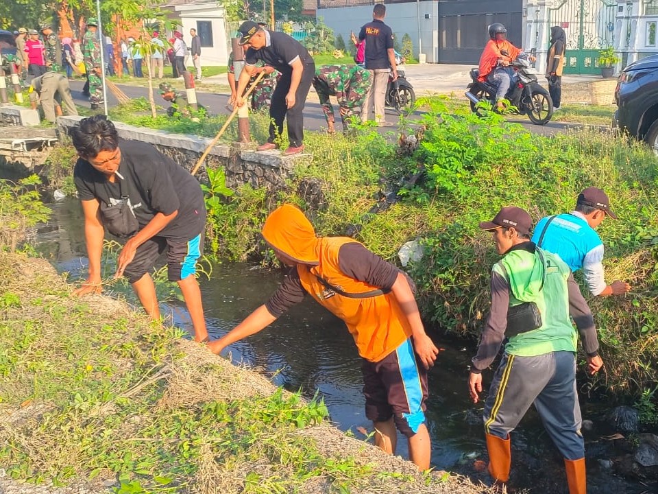 Potret pembersihan saluran air oleh petugas untuk mencegah banjir di Kota Mojokerto. (Dinas PUPR Kota Mojokerto / Kabarterdepan.com)