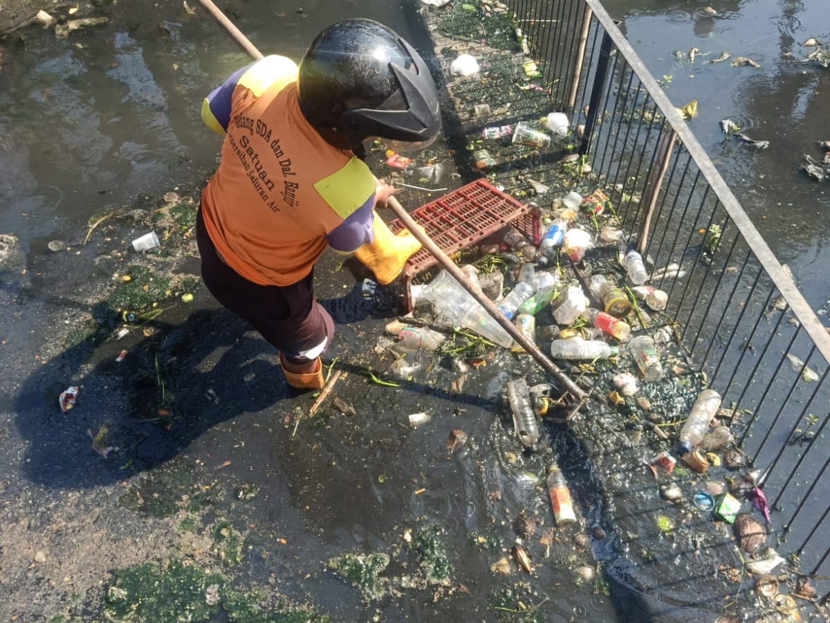 Potret pembersihan saluran air dengan grill penyaring sampah. (Dinas PUPR Kota Mojokerto / Kabarterdepan.com)