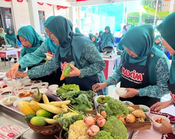 WhatsApp Image 2025 10 08 at 11.20.00 2 1 Para peserta terlihat antusias menyajikan hidangan yang lezat dan menarik. (Favehotel Rungkut for Kabarterdepan.com)