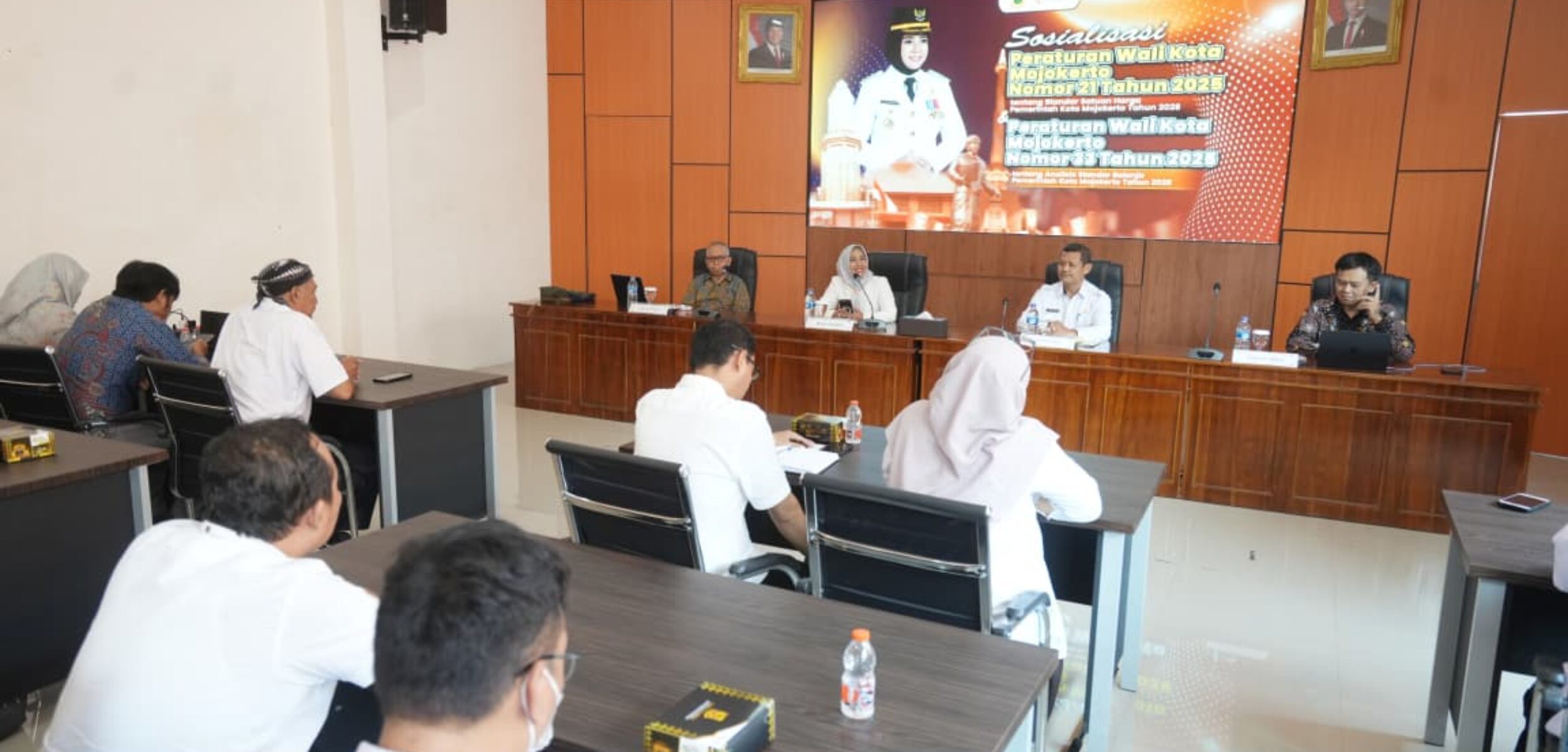 Wali Kota Mojokerto Ika Puspitasari saat membuka Sosialisasi Peraturan Wali Kota (Perwali) Nomor 21 Tahun 2025 tentang Standar Satuan Harga (SSH) Tahun 2026 dan Perwali Nomor 33 Tahun 2025 tentang Analisis Standar Belanja (ASB) Tahun 2026. (Kominfo Kota Mojokerto)