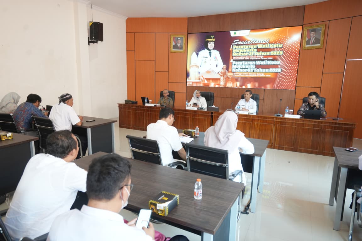 Wali Kota Mojokerto Ika Puspitasari saat membuka Sosialisasi Peraturan Wali Kota (Perwali) Nomor 21 Tahun 2025 tentang Standar Satuan Harga (SSH) Tahun 2026 dan Perwali Nomor 33 Tahun 2025 tentang Analisis Standar Belanja (ASB) Tahun 2026. (Kominfo Kota Mojokerto)