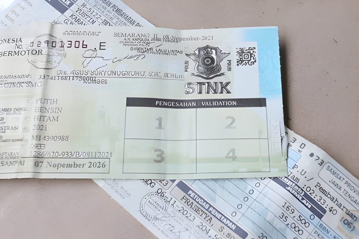 Ilustrasi pembayaran pajak kendaran bermotor (PKB) melalui Samsat Keliling Bangkalan. (Shutterstock)