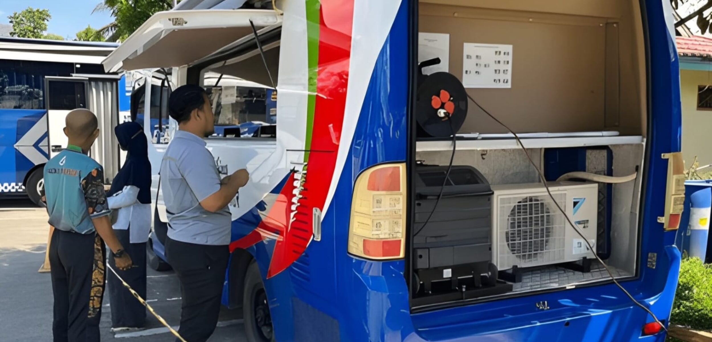 Ilustrasi pembayaran PKB melalui Samsat Keliling Surabaya. (Shutterstock)