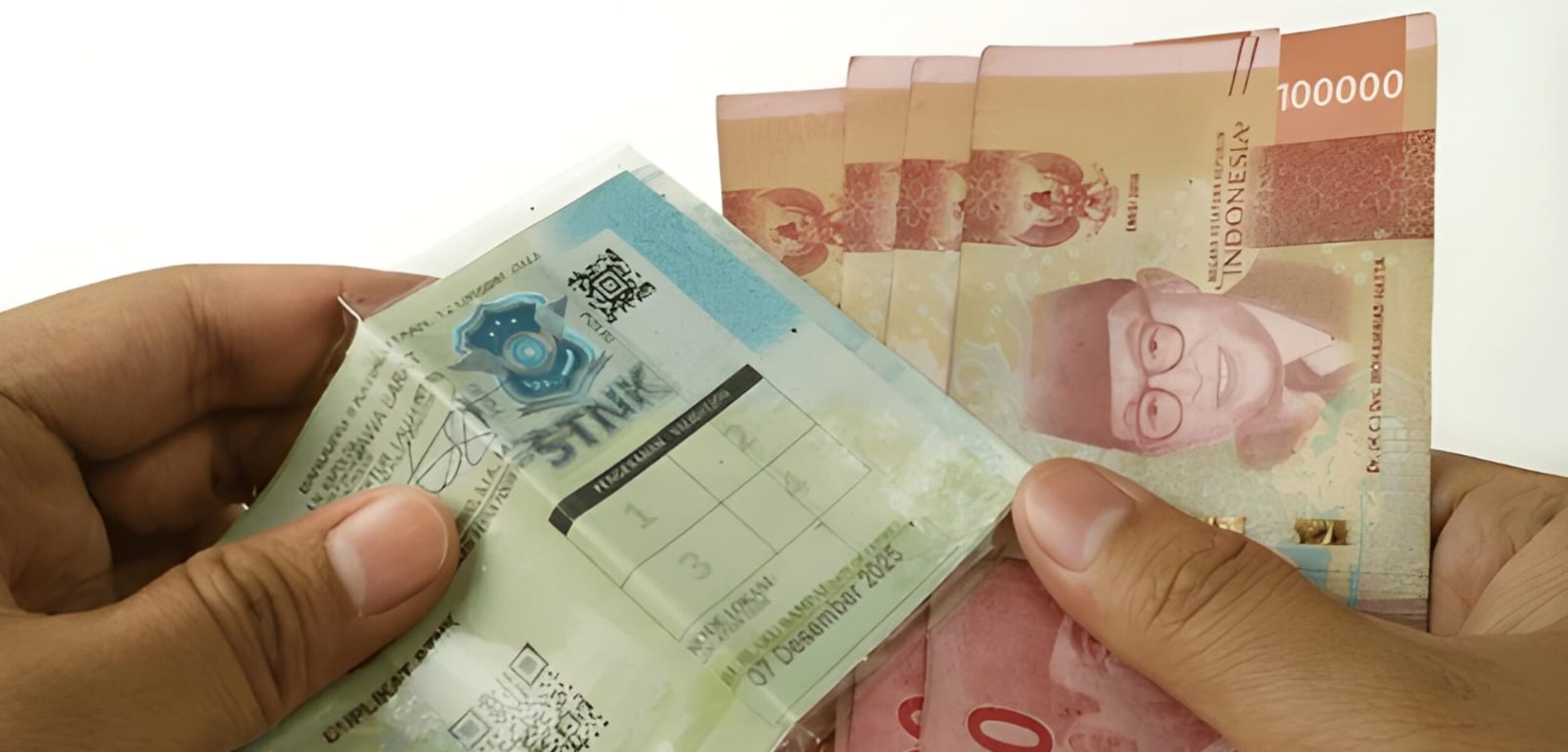 Ilustrasi pembayaran pajak motor melalui Samsat Keliling Sampang. (Shuttestock)