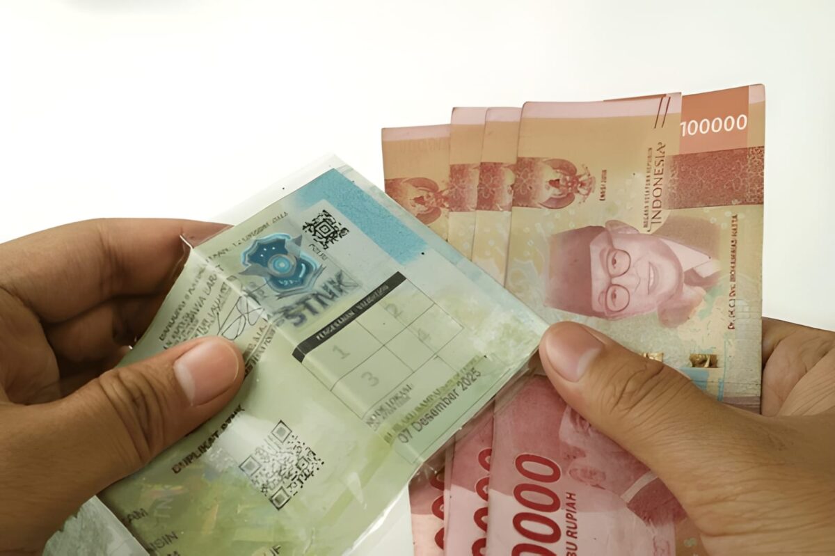 Ilustrasi pembayaran pajak motor melalui Samsat Keliling Sampang. (Shuttestock)