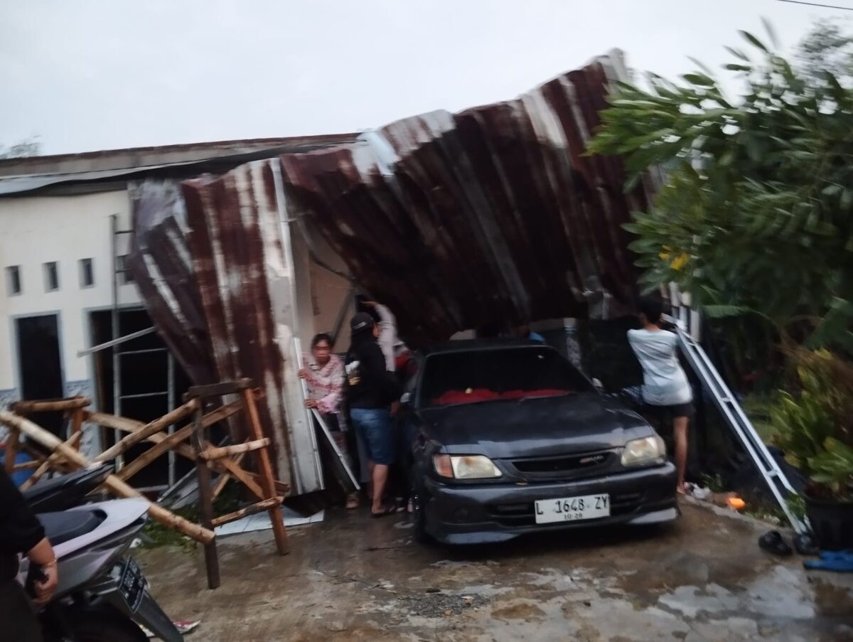 Potret rumah yang rusak akibat diterjang hujan deras dan angin kencang. (Redaksi / Kabarterdepan.com)