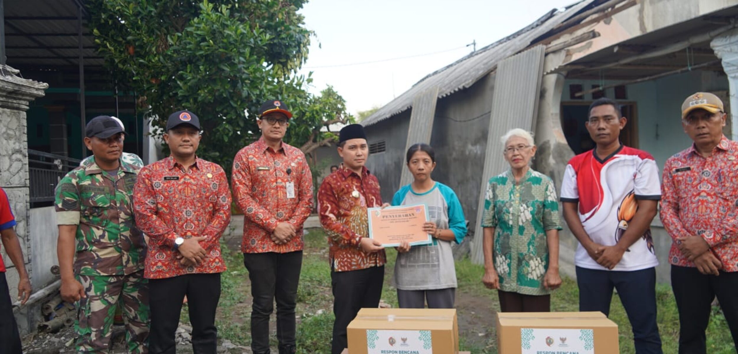 Bupati Mojokerto Muhammad Albarra menyerahkan bantuan kepada warga korban bencana angin ribut. (Kominfo Kab Mojokerto)