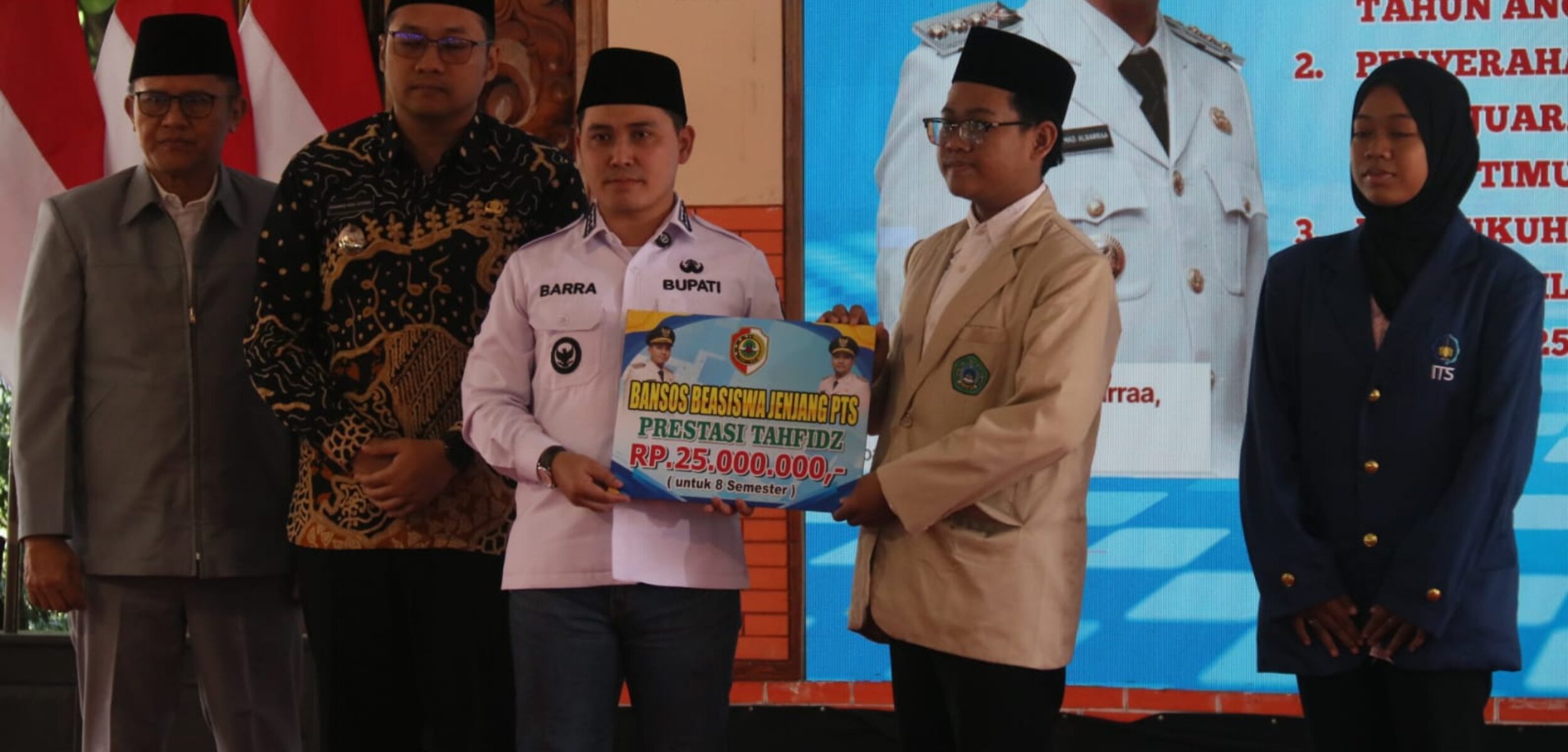 Bupati Mojokerto Muhammad Albarra menyalurkan bantuan sosial berupa beasiswa pendidikan bagi mahasiswa dan penghargaan bagi para juara Musabaqah Tilawatil Quran (MTQ) tingkat Provinsi Jawa Timur. (Kominfo Kab Mojokerto)
