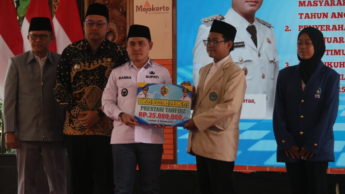 Bupati Mojokerto Muhammad Albarra menyalurkan bantuan sosial berupa beasiswa pendidikan bagi mahasiswa dan penghargaan bagi para juara Musabaqah Tilawatil Quran (MTQ) tingkat Provinsi Jawa Timur. (Kominfo Kab Mojokerto)