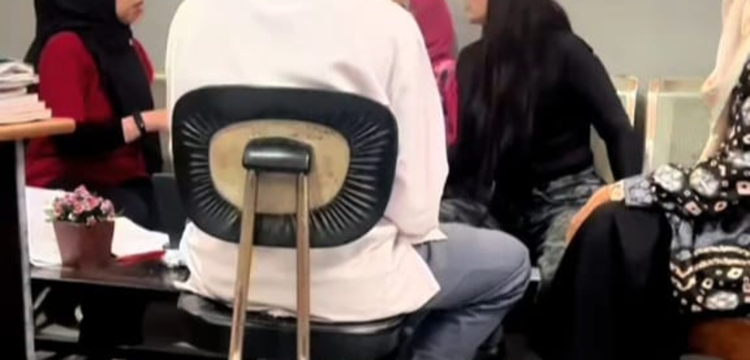 Potret mediasi oknum guru dengan ibu siswa SMK Negeri 7 Palembang yang dituduh mengonsumsi narkoba. (TikTok @nita_sfagung)