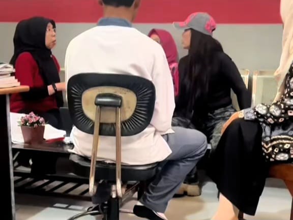 WhatsApp Image 2025 10 11 at 09.51.09 ad7741a2 1 Potret mediasi oknum guru dengan ibu siswa SMK Negeri 7 Palembang yang dituduh mengonsumsi narkoba. (TikTok @nita_sfagung)