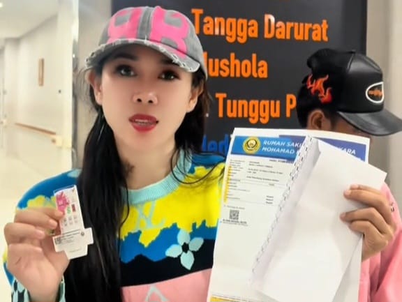 WhatsApp Image 2025 10 11 at 10.03.02 28999364 2 Potret ibu dan siswa SMK Negeri 7 Palembang saat menunjukkan tes narkoba. (TikTok @nita_sfagung)