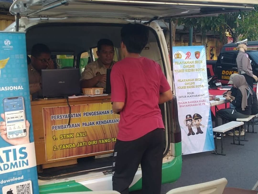 Potret pembayaran pajak kendaraan bermotor melalui Samsat Keliling Kota Kediri. (Instagram Samsat Kediri Kota)