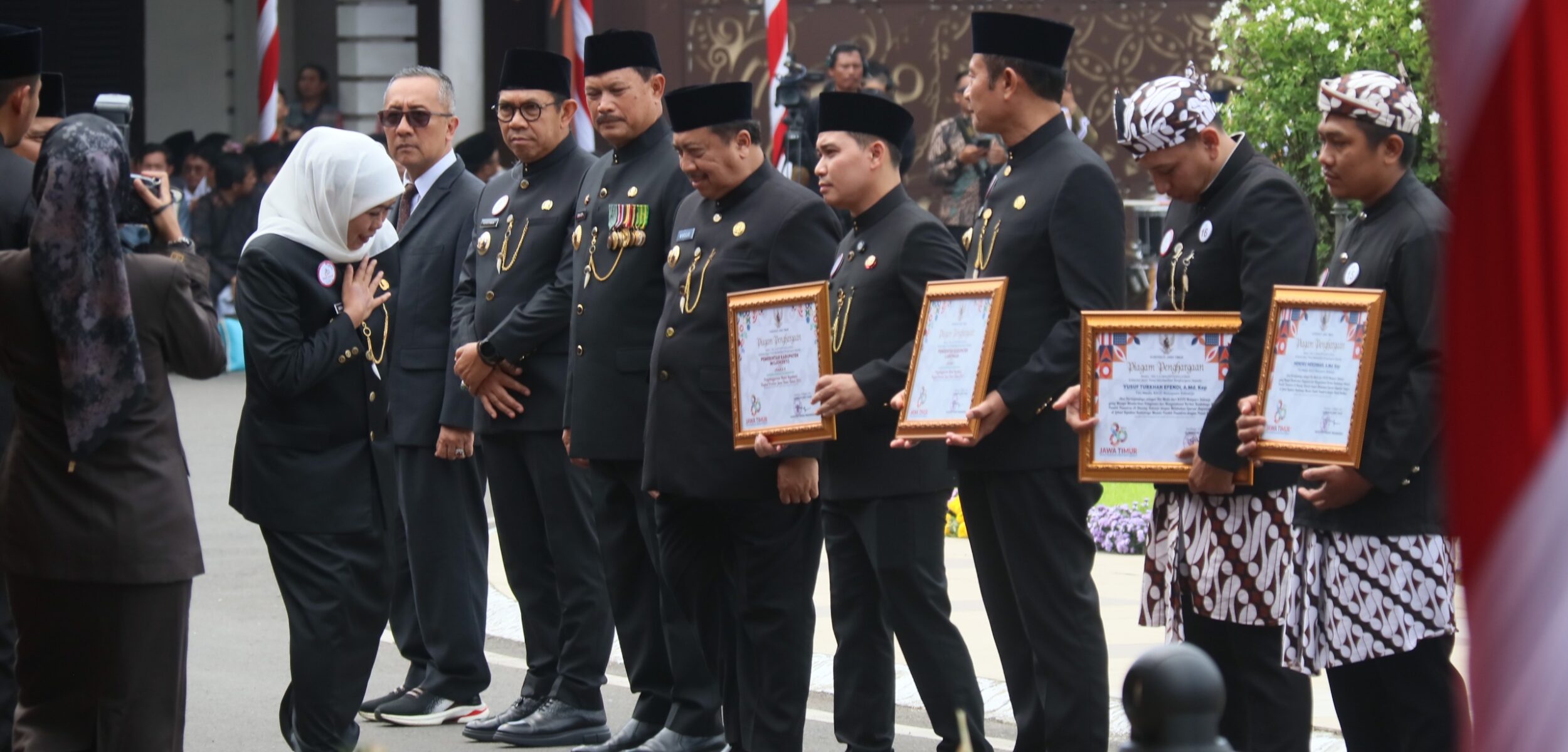 Bupati Mojokerto Muhammad Albarra menerima penghargaan Nama Rupabumi yang diserahkan secara langsung oleh Gubernur Jawa Timur Khofifah Indar Parawansa, dalam upacara puncak peringatan Hari Jadi Provinsi Jawa Timur yang ke-80. (Kominfo Kab Mojokerto)