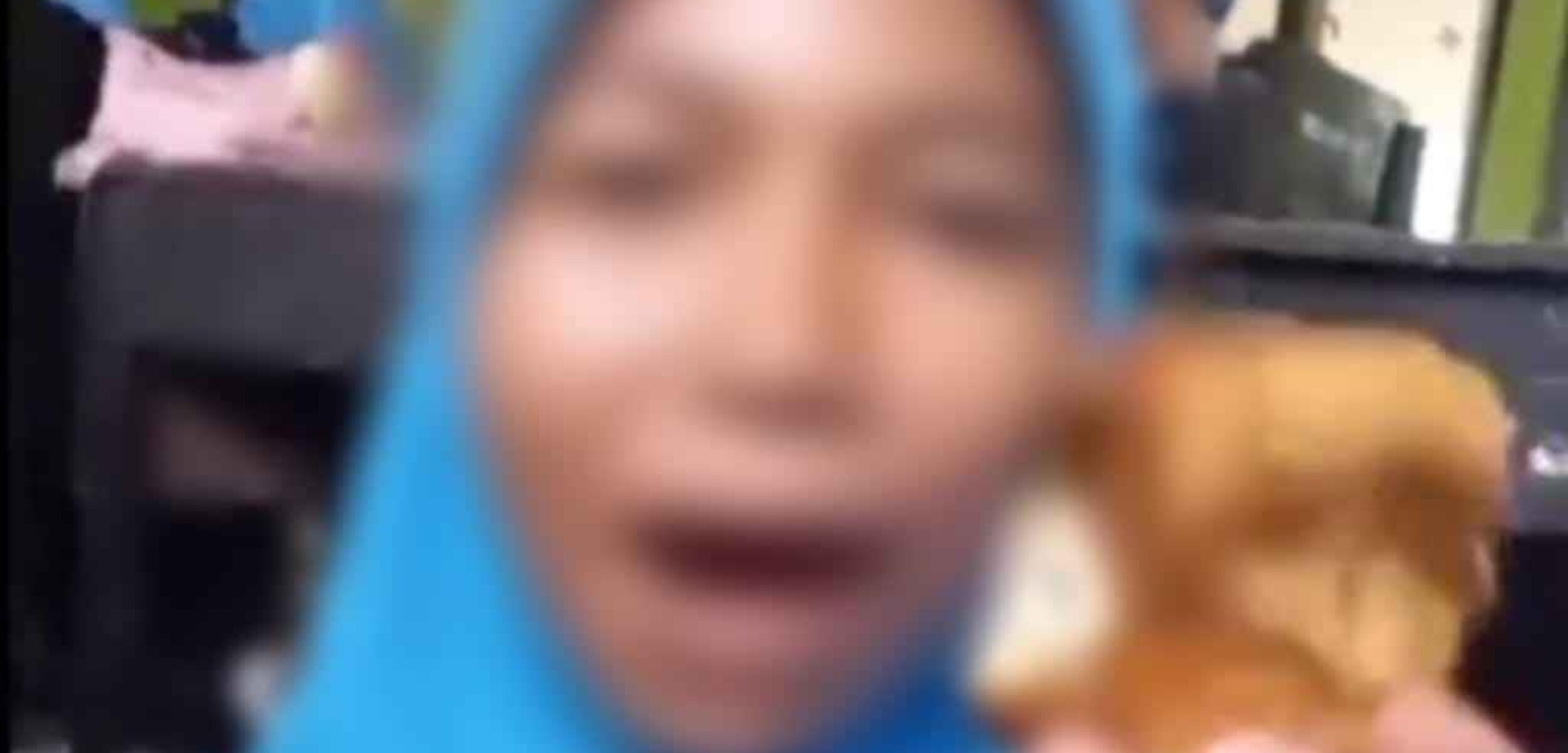 Tangakapan layar dua siswi SMP di Lombok Timur saat menunjukkan menu tahu dalam MBG sambil berkata tidak pantas. (TikTok @asyfa212)