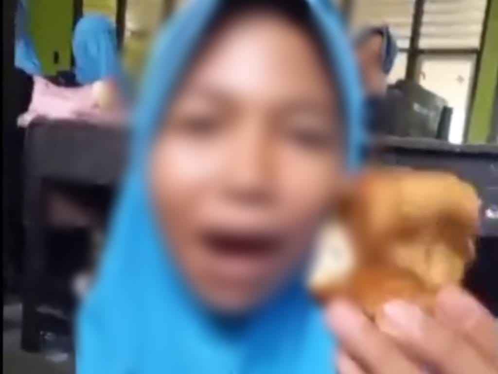 Tangakapan layar dua siswi SMP di Lombok Timur saat menunjukkan menu tahu dalam MBG sambil berkata tidak pantas. (TikTok @asyfa212)