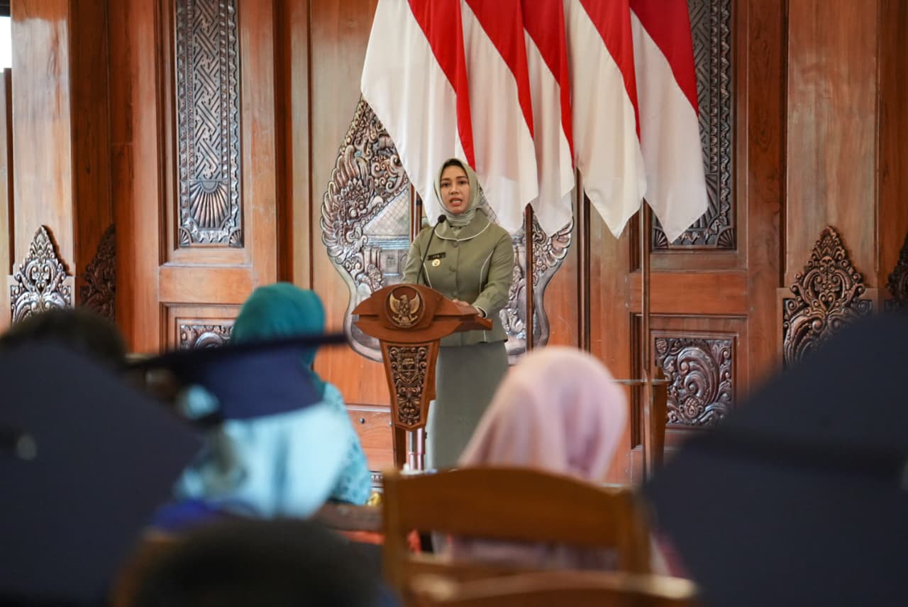 WhatsApp Image 2025 10 13 at 13.51.33 991e8443 2 Potret Wali Kota Mojokerto, Ning Ita, dalam kegiatan Wisuda program STAR. (Kominfo Kota Mojokerto)