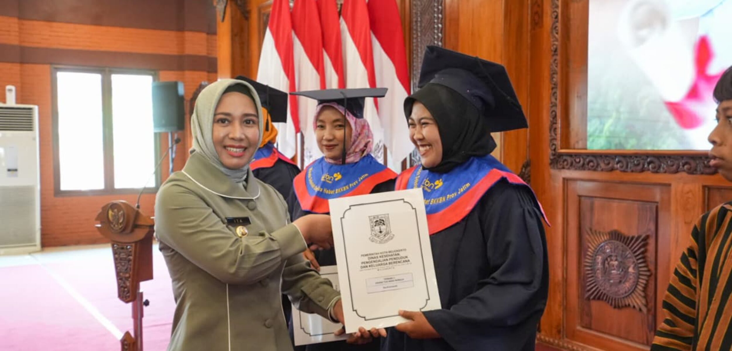 Potret Wali Kota Mojokerto, Ning Ita, dalam kegiatan Wisuda STAR. (Kominfo Kota Mojokerto)