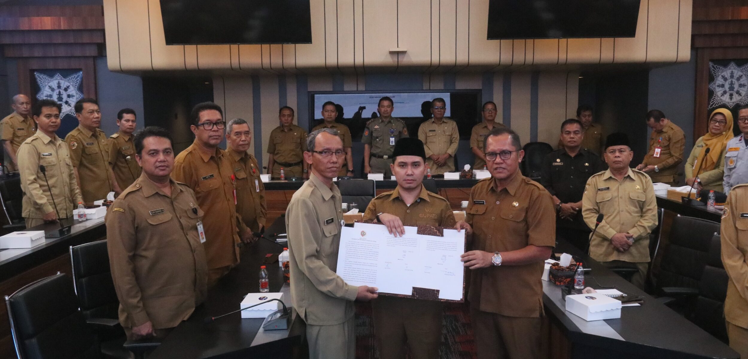 Bupati Mojokerto Muhammad Albarra tandatangani Berita Acara Komitmen Dukungan Bupati Terhadap Independensi dan Objektivitas Inspektorat. (Kominfo Kab Mojokerto)