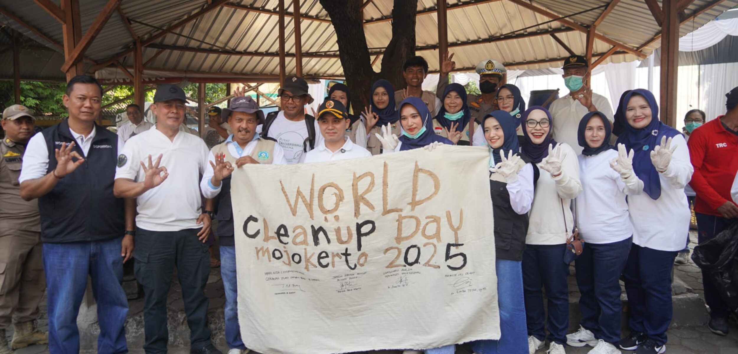 WhatsApp Image 2025 10 15 at 18.55.28 1 Bupati Mojokerto Muhammad Albarra dalam kegiatan aksi puncak World Clean Up Day Indonesia (WCDI) Tahun 2025. (Kominfo Kab Mojokerto)