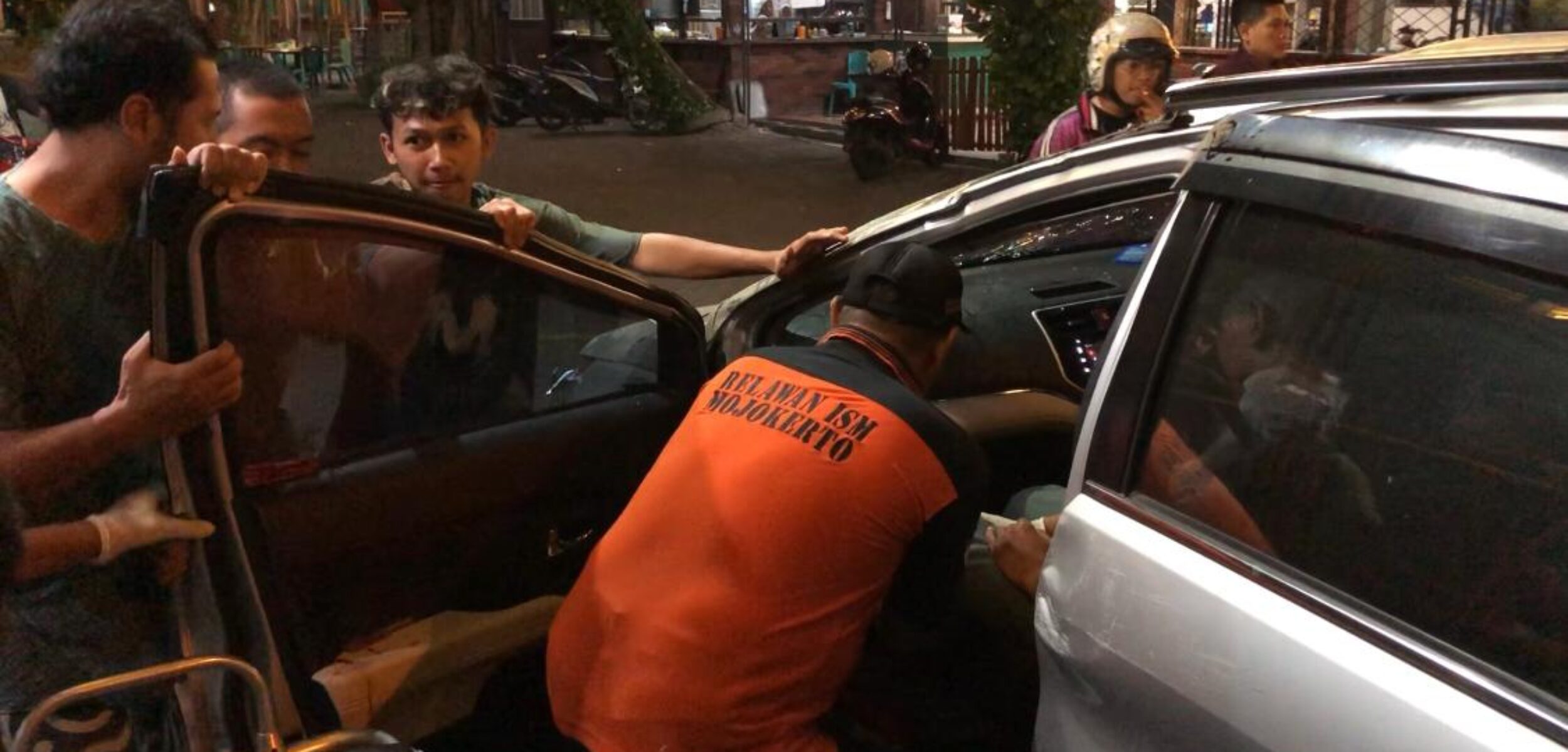 Relawan saat mengevakuasi korban. (Redaksi Kabar Terdepan)