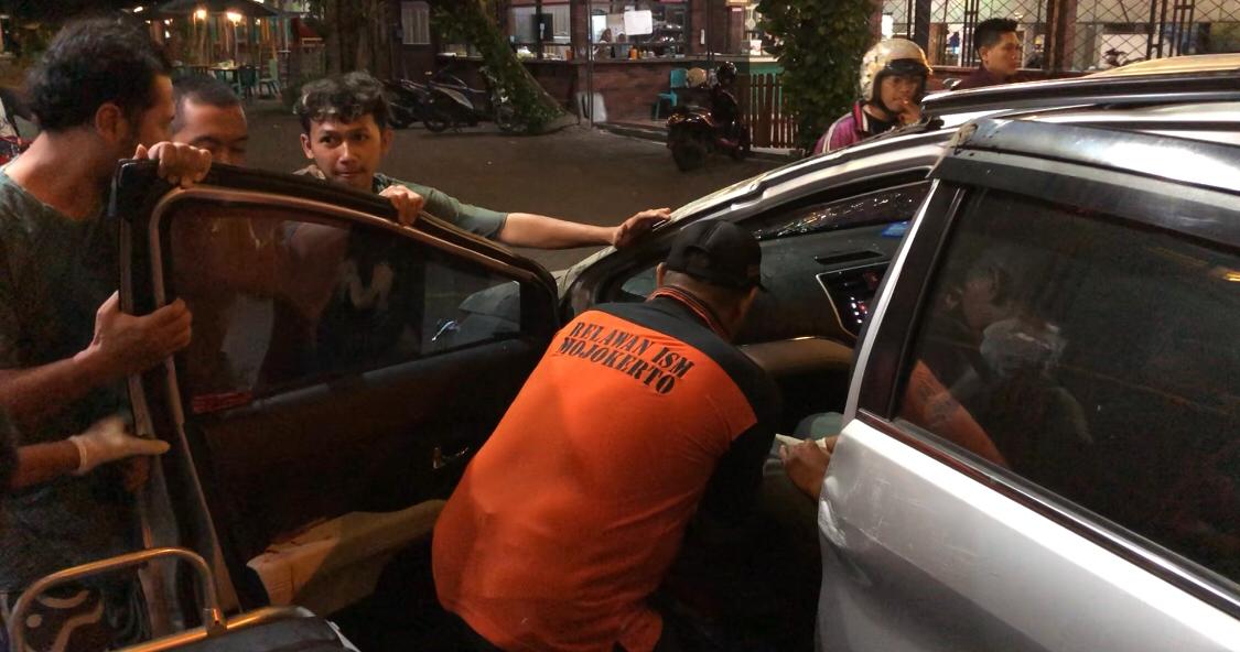 Relawan saat mengevakuasi korban mobil minibus. (Redaksi Kabar Terdepan)