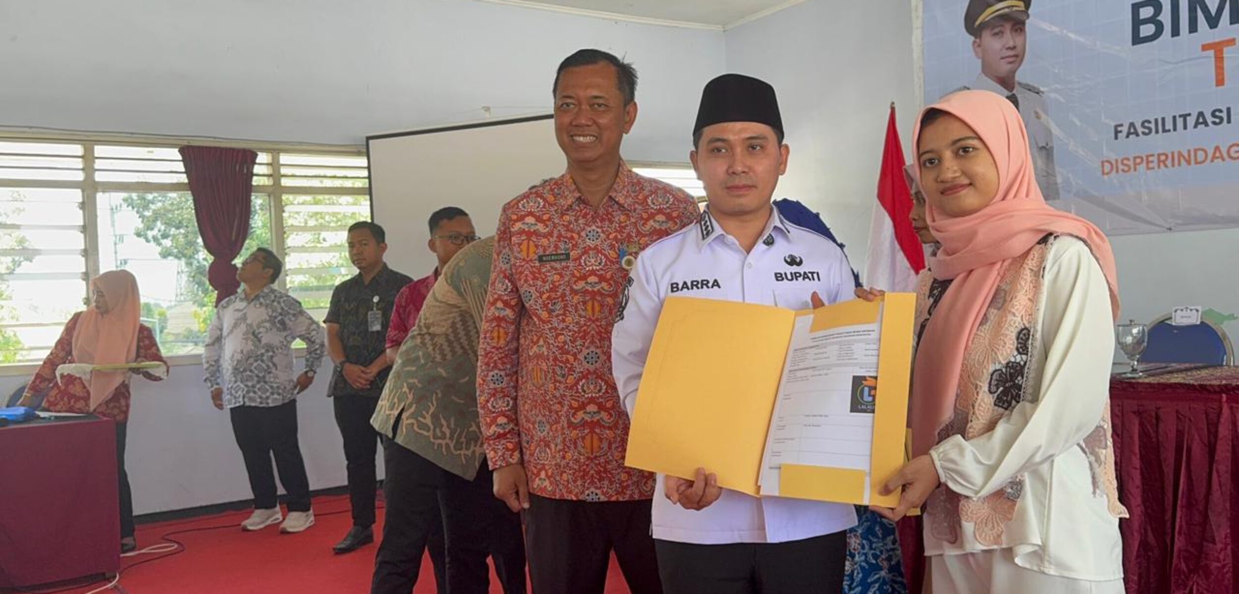 Bupati Mojokerto Muhammad Albarra membuka kegiatan Bimbingan Teknis (Bimtek) Sertifikasi Halal yang ditujukan khusus bagi pelaku IKM. (Kominfo Kab Mojokerto)